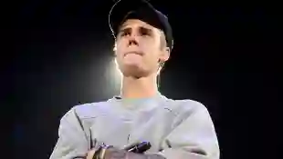Justin Bieber steht mit verschränkten Armen auf der Bühne im November 2015.