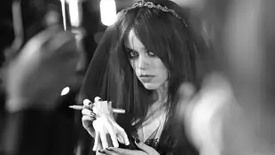 Jenna Ortega und Attrappe von Händchen „Thing“ auf dem roten Teppich einer „Wednesday“-Veranstaltung im November 2022.