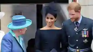Königin Elisabeth II., Herzogin Meghan und Prinz Harry am 10. Juli 2018 im Buckingham Palace