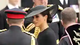 Herzogin Meghan trägt schwarz und starkes Make-up am Tag der Beerdigung der Queen