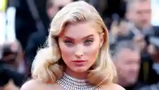 Elsa Hosk blickt in die Kamera auf dem roten Teppich