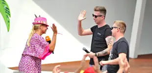 „ZDF-Fernsehgarten“: Andrea Kiewel mit DJ Robin und Schürze layla