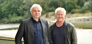 „Tatort“-Stars Udo Wachtveitl und Miroslav Nemec posieren für ein gemeinsames Bild draußen
