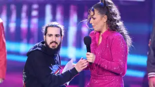 DSDS 2023 Finale Zwischenfall Zuschauer entreißt Laura Wontorra das Mikro