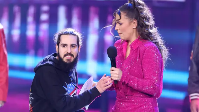 DSDS 2023 Finale Zwischenfall: Zuschauer entreißt Laura Wontorra das Mikro