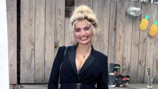 Sarina Nowak in einem schwarzen Kleid im Juli 2017