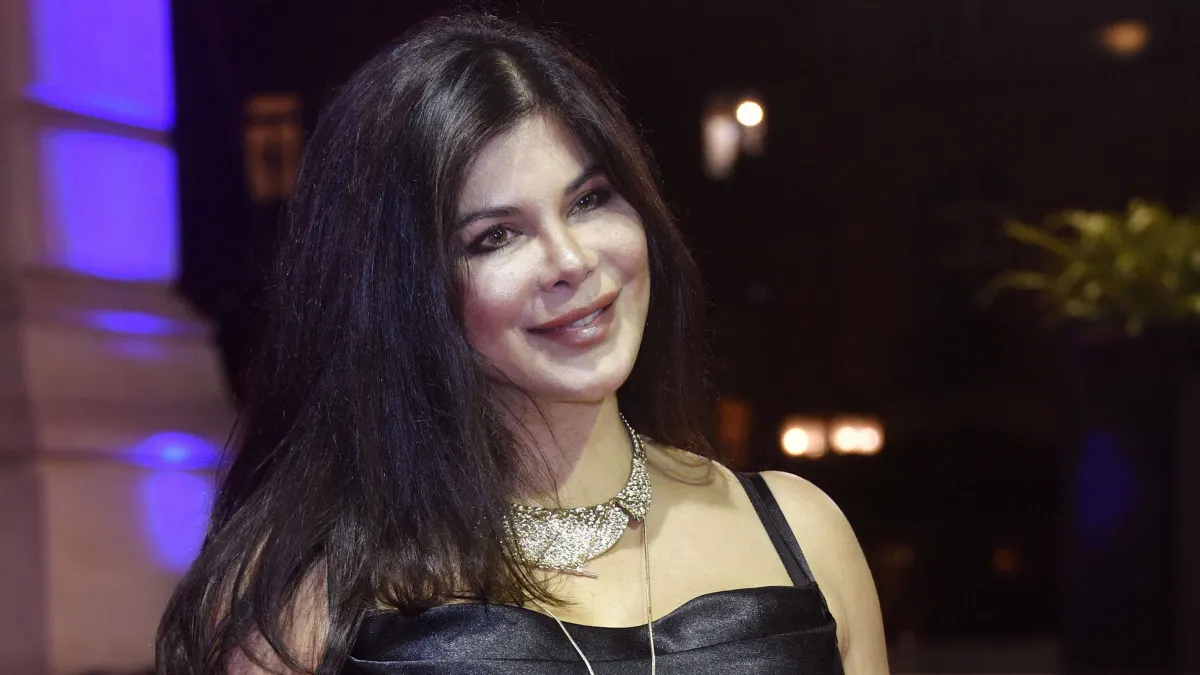 Indira Weis in einem langen schwarzen Kleid bei einem Event 2021