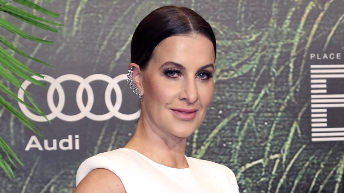 Hot N Cold Charlotte Wurdig Spielt Freizugig Im Schnee