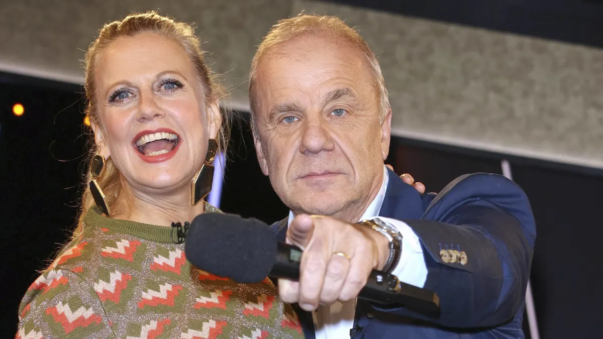 Barbara Schöneberger und Hubertus Meyer-Burckhardt in der „NDR Talk Show“ am 2. Dezember 2022