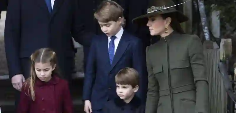 Prinzessin Charotte, Prinz George, Prinz Louis und Herzogin Kate laufen nebeneinander Ende Dezember 2022