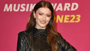 Leony im heißen Leder-Look