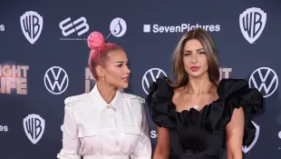 Die Schwestern Shirin David und Pati Valpati zusammen Hand in Hand auf dem roten Teppich