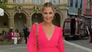 Valentina Pahde im pinken Midi-Kleid