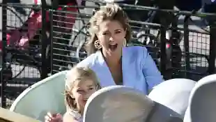 Prinzessin Madeleine und Leonore fahren Achterbahn im Freizeitpark „Gröna Lund“