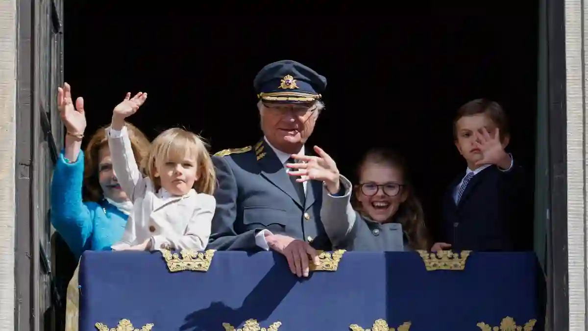 Die schwedische Königsfamilie mit Prinz Gabriel, Prinzessin Estelle und Prinz Oscar am 30. April 2022