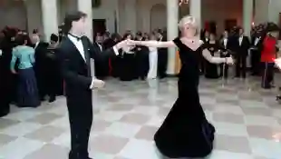 John Travolta und Lady Diana bei ihrem Tanz im Weißen Haus 1985