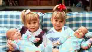 Mary-Kate Olsen und Ashley Olsen am Set von „Full House“ 1991