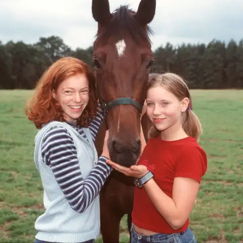 Marleen Lohse und Katharina Wäschenbach in „Die Kinder vom Alstertal“ im Jahr 2001