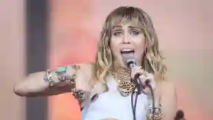 Miley Cyrus steht auf der Bühne und singt im Juni 2019.