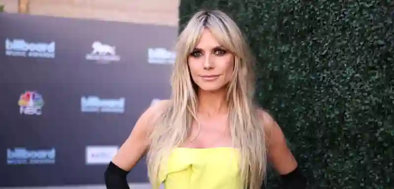 Heidi Klum in einem gelben Kleid mit schwarzen Handschuhen bei den Billboards Music Awards 2022
