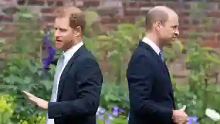 Prinz Harry und Prinz William stehen mit dem Rücken zueinander
