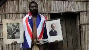 Ein Mitglied des Stammes des Dorfes Yaohnanen auf der Vanuatu-Insel Tanna im Südpazifik mit Bildern von Prinz Philip