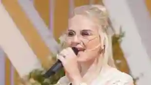 Estefania Wollny singt beim ZDF Fernsehgarten