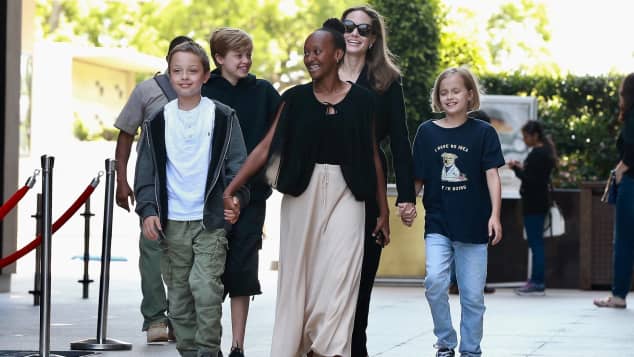 Schon so groß: Angelina Jolie zeigt sich mit ihren Kids