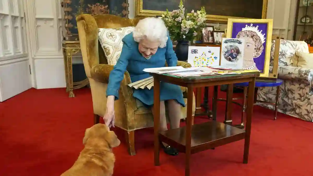Königin Elisabeth II. mit ihrem Hund Candy am 4. Februar 2022