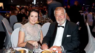 Die Goldene Sonne Preisverleihung Harry Wijnvoord mit Freundin Iris Dahlke im Saal bei der Gala zur Verleihung des Touri