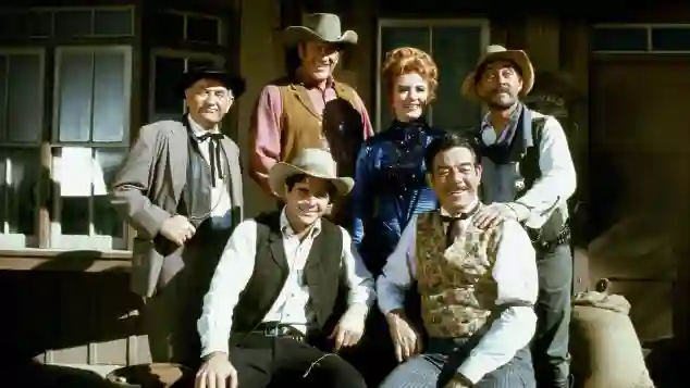 „Rauchende Colts“-Darsteller (von l. nach r.): Milburn Stone, Buck Taylor, James Arness, Amanda Blake, Glenn Strange, Ken Curtis