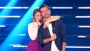 Beatrice Egli und Florian Silbereisen kuscheln auf der Bühne bei „Der große Schlagerabschied“ für Jürgen Drews