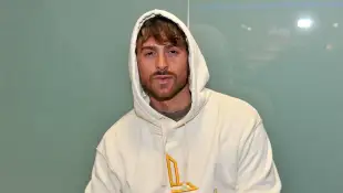 Gigi Birofio im Hoodie am Frankfurter Flughafen 2023 nach seiner Dschungelcamp-Teilnahme