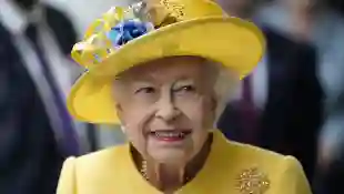 Königin Elisabeth II. in einem gelben Kostüm