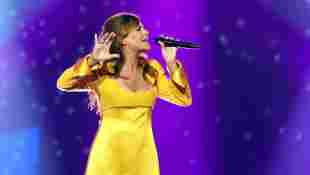 Hello Again 2019 Auftritt der deutschen Schlagersängerin Andrea Berg in einem gelben Kleid bei der SRF-Pop-Schlager-Show