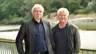 „Tatort“-Stars Udo Wachtveitl und Miroslav Nemec posieren für ein gemeinsames Bild draußen