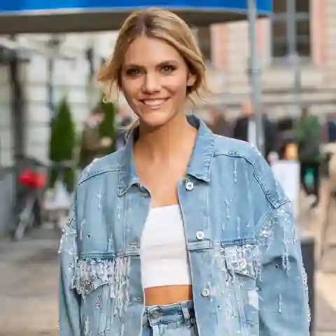 Viviane Geppert im Jeans-Anzug vor dem Bayerischen Hof in München 2022