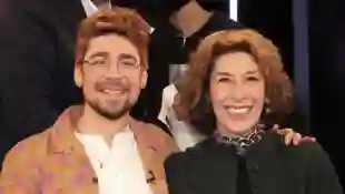 Adele Neuhauser und ihr Sohn Julian Pajzs 2023 in der „NDR Talk Show“