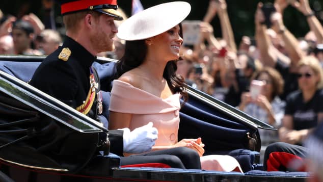 Sechsjahrige Ladt Queen Zu Geburtstagsfeier Ein Panorama Sz De