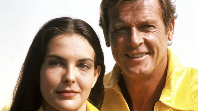 Carole Bouquet und Roger Moore
