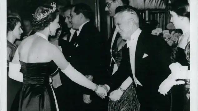 Königin Elisabeth II. und Charlie Chaplin