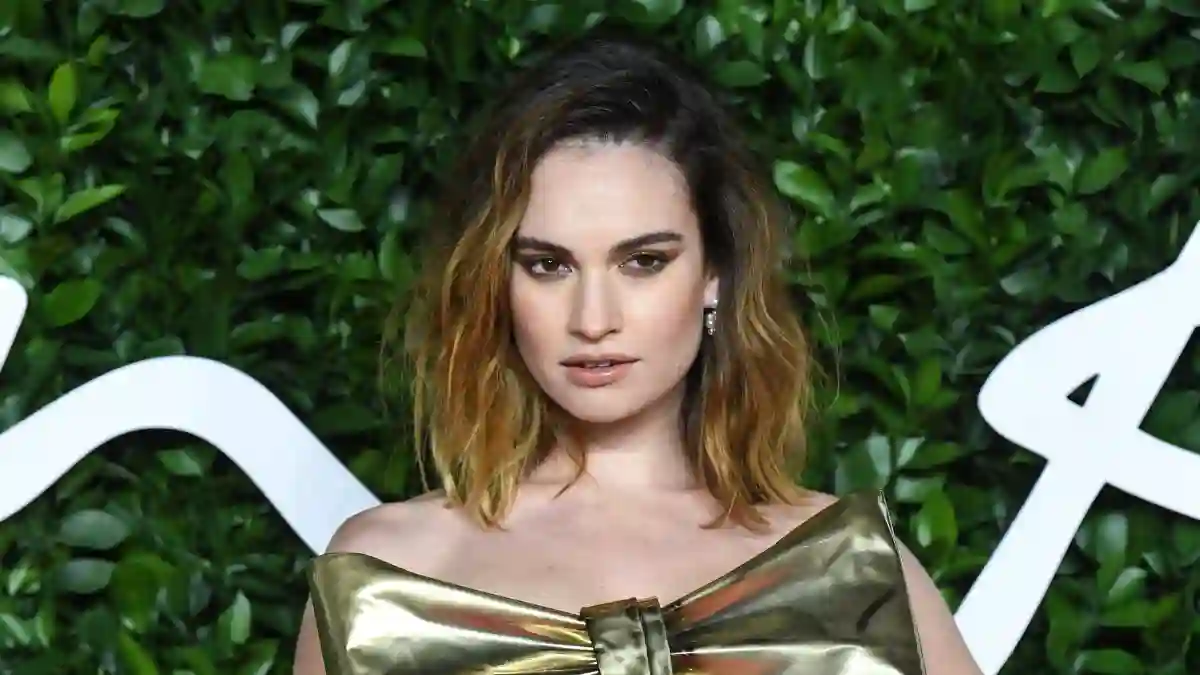 Lily James bei den „Fashion Awards“ in London 2019