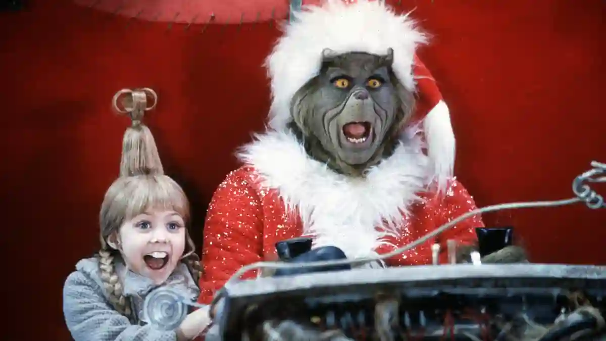 Taylor Momsen und Jim Carrey in „Der Grinch“