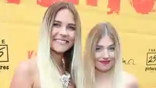 Dagi Bee und Bibi Claßen Arm in Arm im Jahr 2010 auf einer Veranstaltung