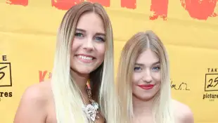 Dagi Bee und Bibi Claßen Arm in Arm im Jahr 2010 auf einer Veranstaltung