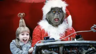 Taylor Momsen und Jim Carrey in „Der Grinch“