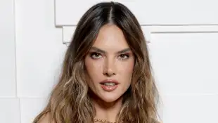 Alessandra Ambrosio oben ohne