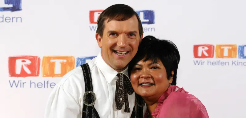 „Bauer sucht Frau“-Josef und Narumol Arm in Arm bei einer RTL-Veranstaltung