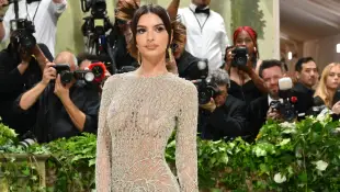 Emily Ratajkowski hüllenlos auf der Met Gala 2024