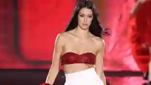 Rebecca Mir für "Le Défilé L'Oréal Paris – Walk Your Worth" 2024